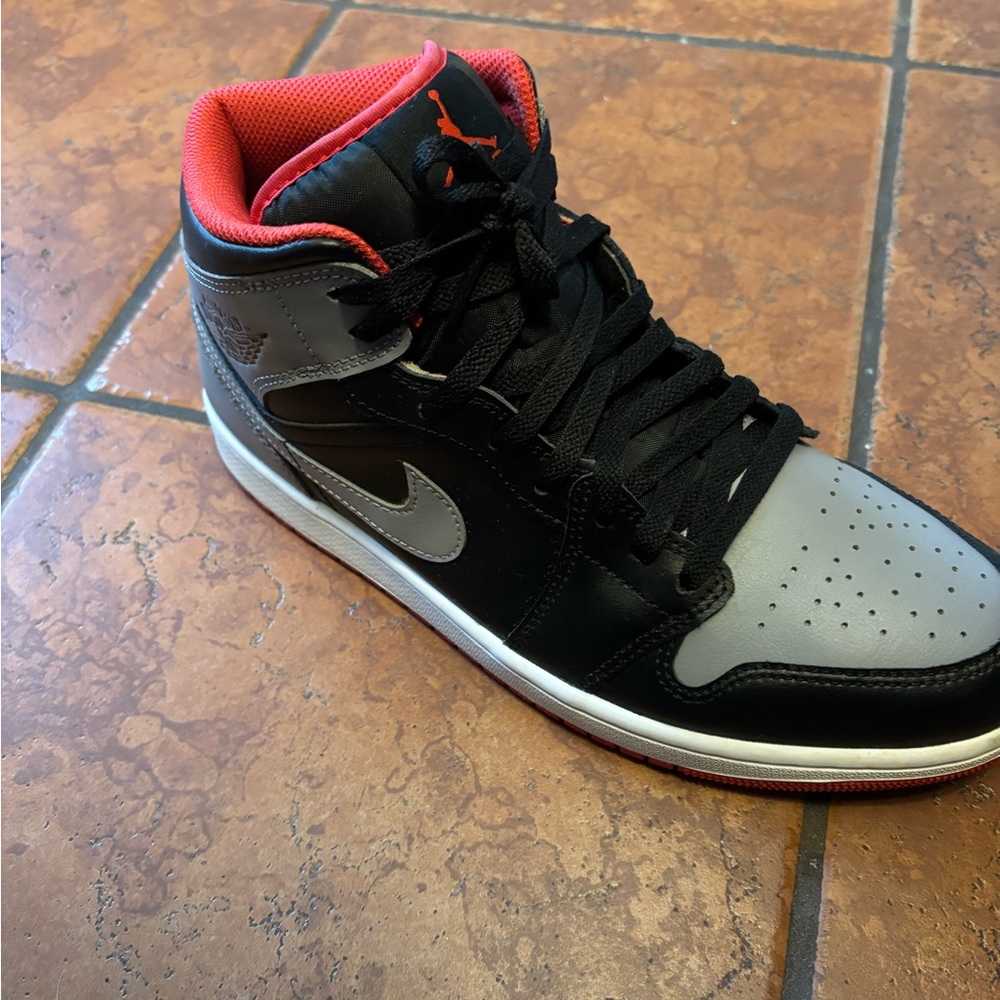 Air Jordan 1 Mid Bred Shadow